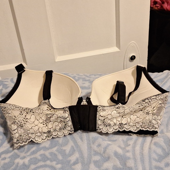 Beautiful Like New Black and Cream Lace Dream Angels Push Up Bra. *** - Picture 4 of 5